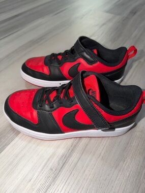 Nike Kids Red and Black Low-Top Sneakers